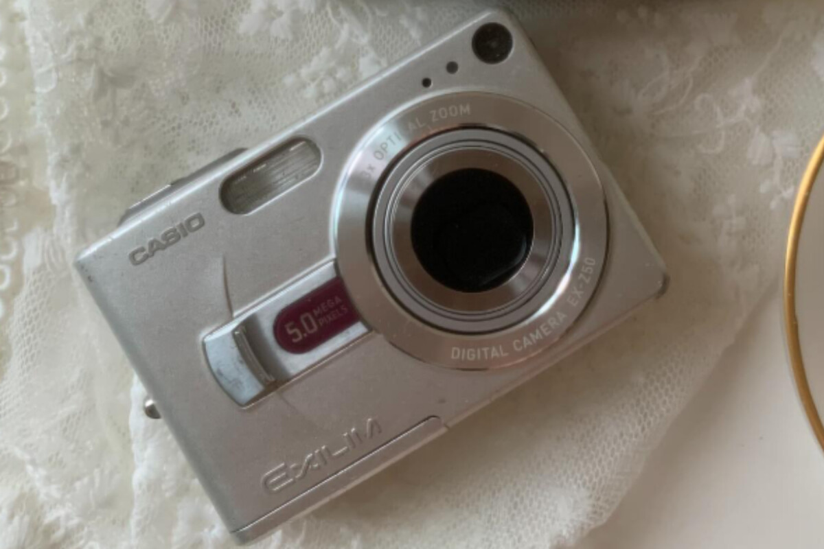 小紅書爆紅！10款女愛豆愛用CCD推薦：Ｋarina柯達C713復古人像、金采源富士J30膠片感