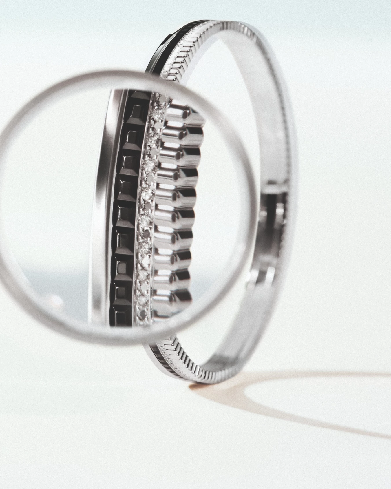 Quatre 系列之所以能在珠寶市場長時間保持高度辨識度，關鍵在於它由四種具有歷史背景的裝飾紋樣組合而成。這四個元素分別是 Double Godron 雙圈同心圓、Clou de Paris 巴黎飾紋、Diamond Line 鑽石圈與 Grosgrain 羅緞刻紋，每一種紋樣都來自寶詩龍不同時期的設計語彙。Double Godron 的雙圈結構源於十九世紀古典建築裝飾，象徵穩定與連結；Clou de Paris 則以細緻的金字塔刻面模擬巴黎石板路的幾何質感；Diamond Line 以整齊排列的鑽石形成光線節奏；Grosgrain 則來自品牌家族曾經營綢緞生意的歷史。四種紋樣被堆疊於同一枚戒指之上，形成宛如建築層次般的結構語言，也使 Quatre 成為寶詩龍最具代表性的設計之一。