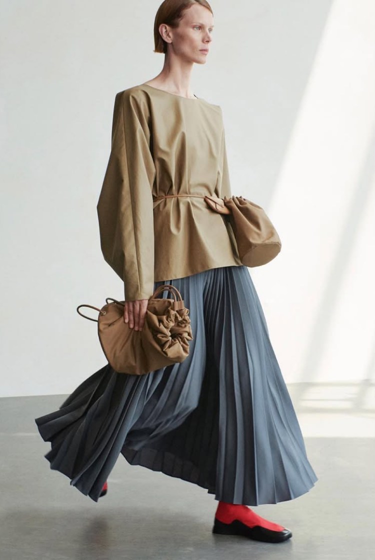 Olsen 姊妹本身就是好萊塢童星出身，自小便擁有大批追隨者。其天生的名人光環，加上成功將自身高品味與美學轉化為品牌風格。