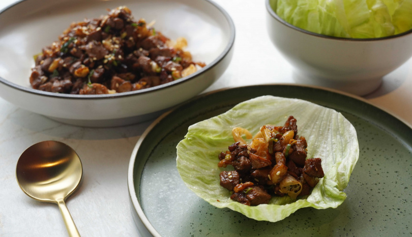 一鴨二吃或三吃可選擇的吃法之一「荸薺鴨鬆美生菜」，爽脆與濃郁兼具。（圖／魏妤靜攝） 