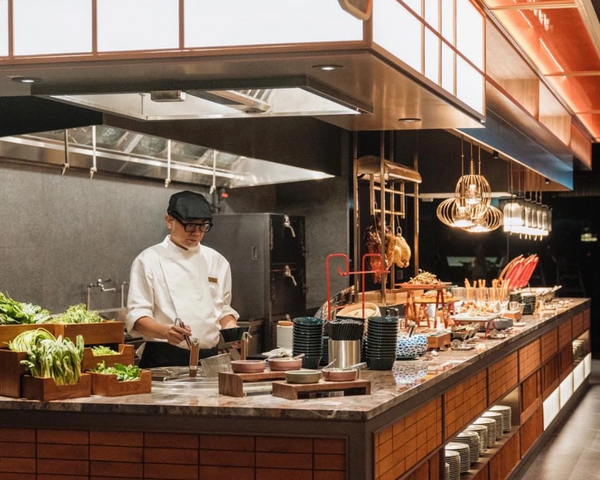 由漢來美食在 2023 年於台北漢來大飯店開幕的島語自助餐，以島嶼飲食文化為概念，提供 9 大主題餐檯，內容包含海鮮、炭烤、熱食、甜點與現場料理吧台，頂級又新鮮的食材，搭配舒適的用餐區、前衛的視覺設計以及快速的出餐節奏，開幕至今美到擁餐時刻總一位難求