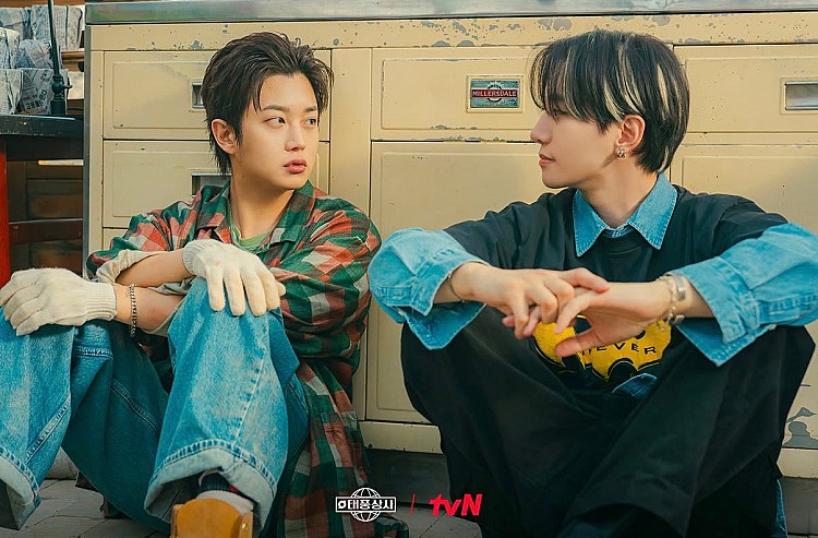 除了兩位主演外，《颱風商社》還集結了在《太陽的後裔》與《Doctors》等劇都有亮眼表現的最強綠葉金敏、《請回答 1988》的「國民爸爸」成東鎰、《極限逃生》的金志映、《公爵的初夜》的權韓率、《衣袖紅鑲邊》的楊秉烈、《夜行書生》的吳真星...等實力派演員。