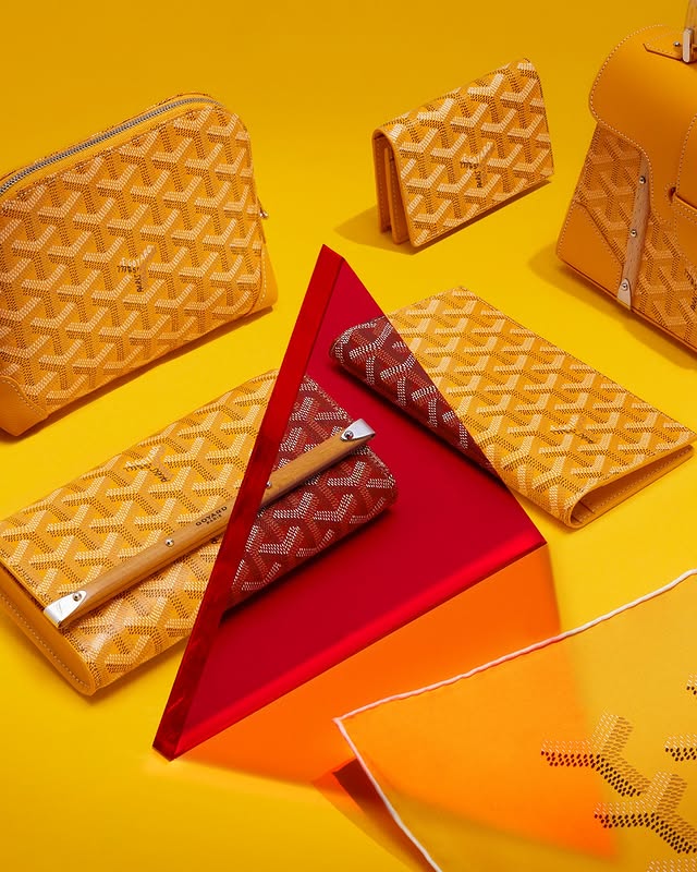 從風水角度來看，鈔票被折疊，等於財運被壓縮。因次在求穩的2026年裡，我們會推薦長夾，其線條俐落、比例優雅，也能讓內容物保持整齊。相較短夾，除了民俗上象徵容易漏財外，其視覺上亦更有秩序感，實用度與風格感兼具。選擇錢包時，外型與收納同樣重要。