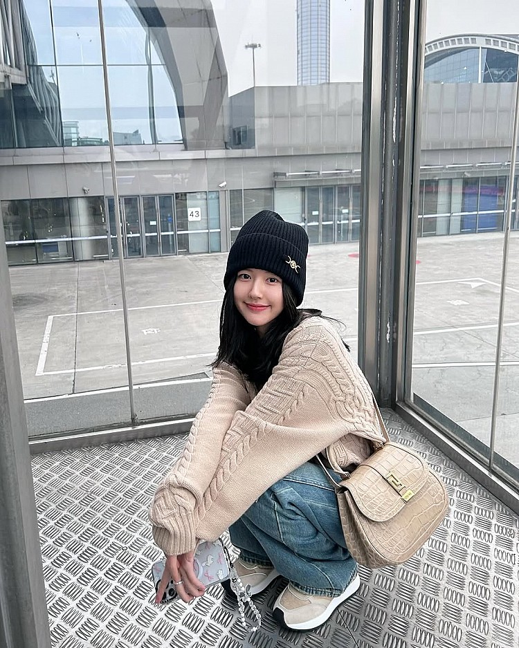 趙露思帽子髮型推薦2：木馬捲中長髮