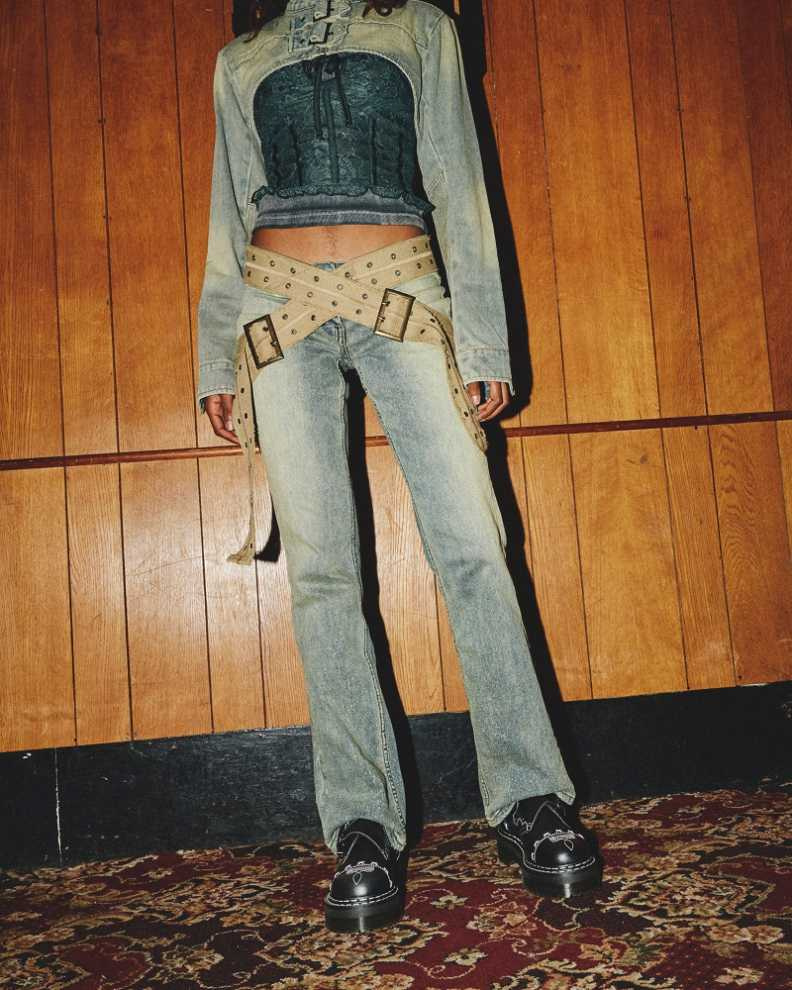 Dr. Martens 再度帶來令人驚豔的革命性前衛之作，延續馬汀一貫反叛、顛覆的精神，以不隨波逐流的新穎設計打造Gothic Americana美式哥德系列！