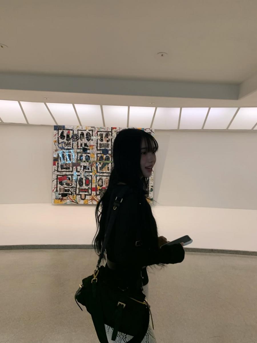 這款「Explore中號Re-Nylon肩背包」是 Karina 私著愛包！