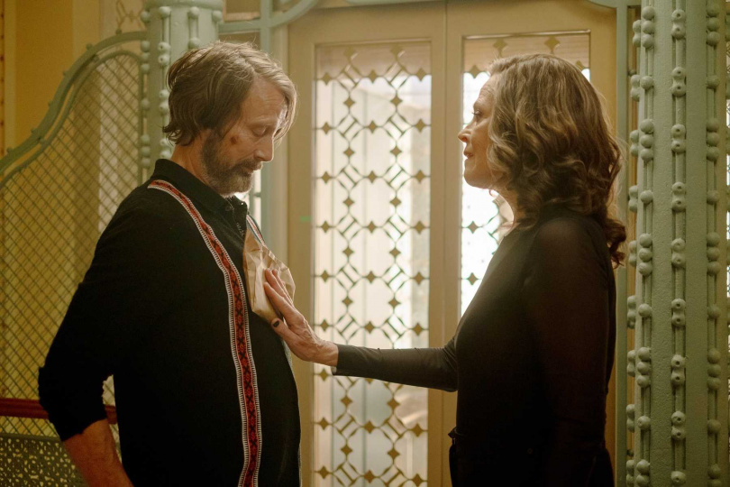 導演布萊恩富勒爆料雪歌妮薇佛（右）與邁茲米克森（左）其實互相欣賞。（圖／采昌提供）