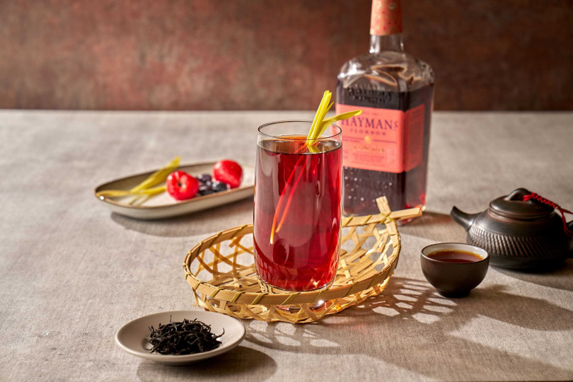 南投「紅茶玫瑰樂」，以杜松子為主、結合多種藥材與香料的琴酒為基酒，再加入玫瑰水、萊姆汁及覆盆子伏特加妝點，創造出如春日的輕盈感受。