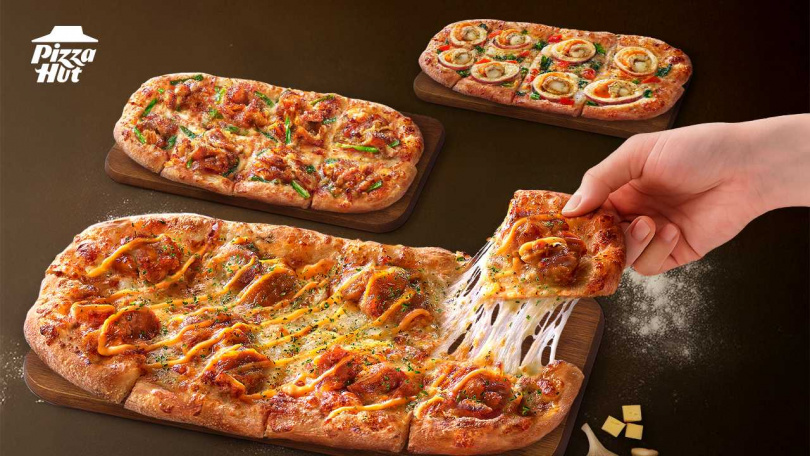 必勝客「手工義式薄比薩」重磅回歸！不僅延續職人手工拉製的27cm橢圓造型餅皮，更帶著餡料豪邁加量50%的誠意，一口氣發表三款全新口味。（圖／品牌提供）