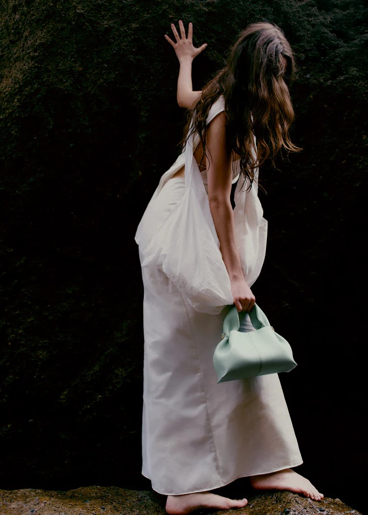 「Numéro Neuf Mini」這款包，以柔和的曲線展現出優雅的姿態