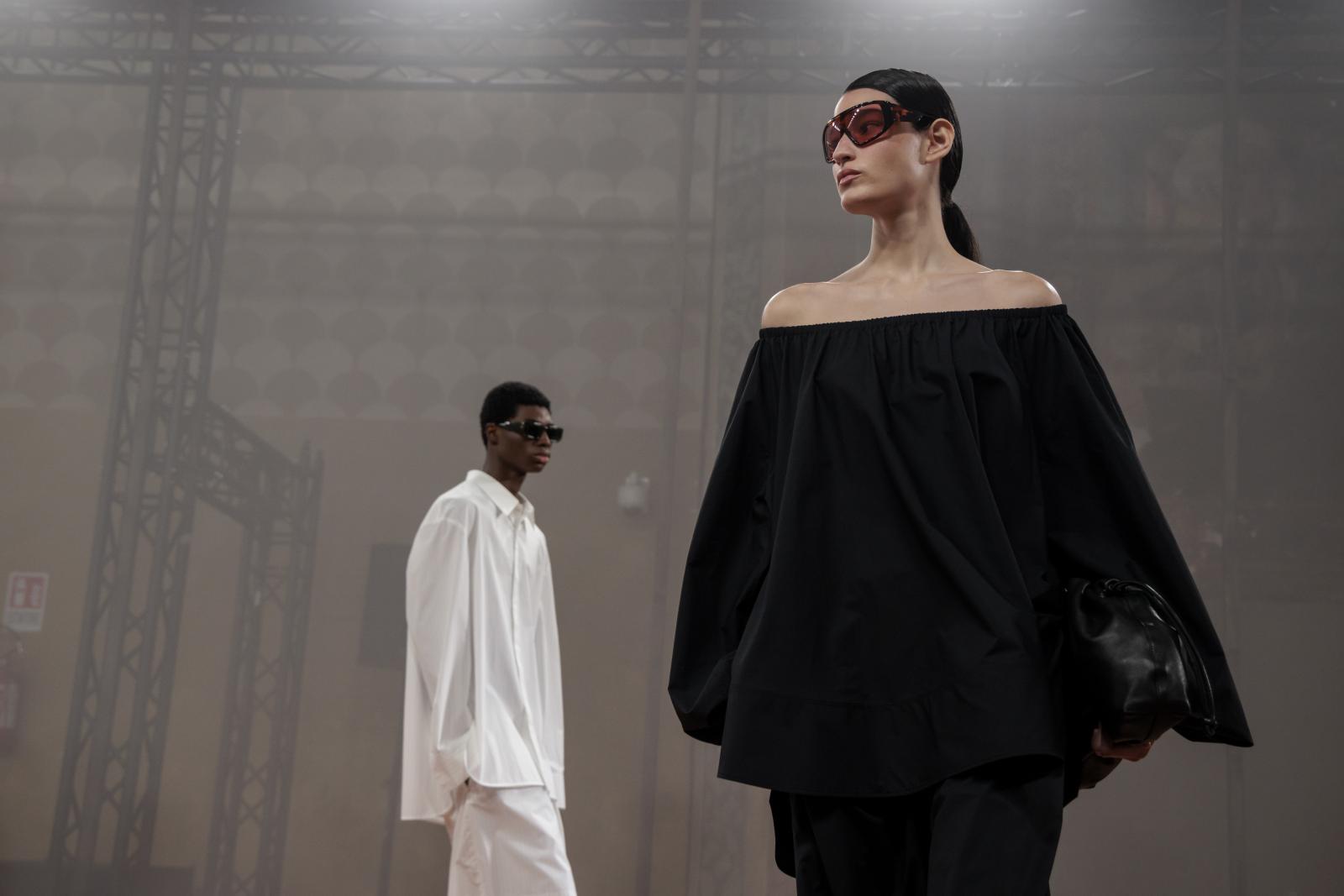 COS 2024春夏系列展現極簡中性美：牛仔套裝、透膚網眼、垂墜絲綢...「Unisex 設計」和男友交換穿也可以！ | LINE購物