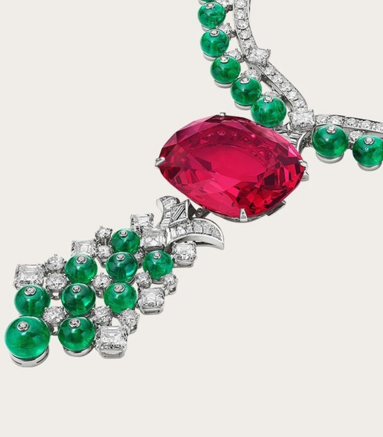 尖晶石過去曾長期被誤認為紅寶石，但如今因其純粹光澤與透明度而受到青睞。紅色尖晶石的色澤往往鮮豔純淨，火彩靈動，且硬度適中，極適合日常配戴。世界著名的「黑王子紅寶石」，其實正是一顆重達170克拉的紅色尖晶石，非常稀罕。