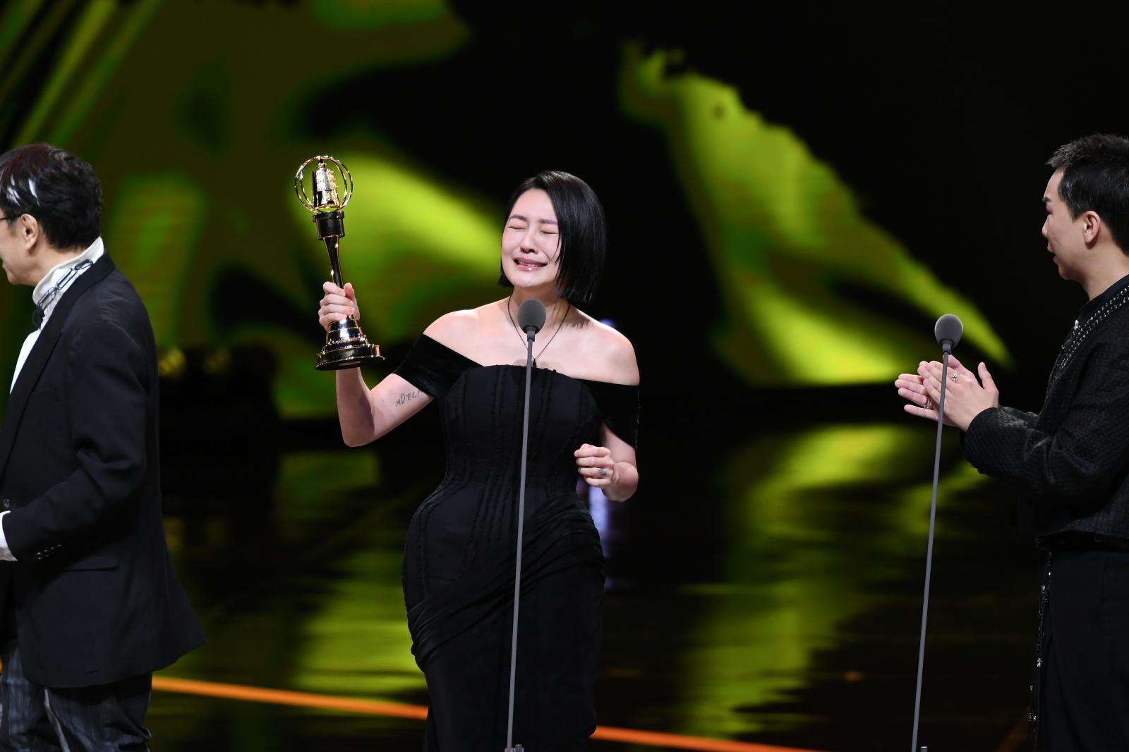 小S再獲獎的那刻，卸下所有光環與防備，她哽咽地對著天空說：「姐，謝謝你。要不是你當時鼓勵我，我可能不會重回主持圈。」讓人瞬間看見那對曾經形影不離的姐妹之情。