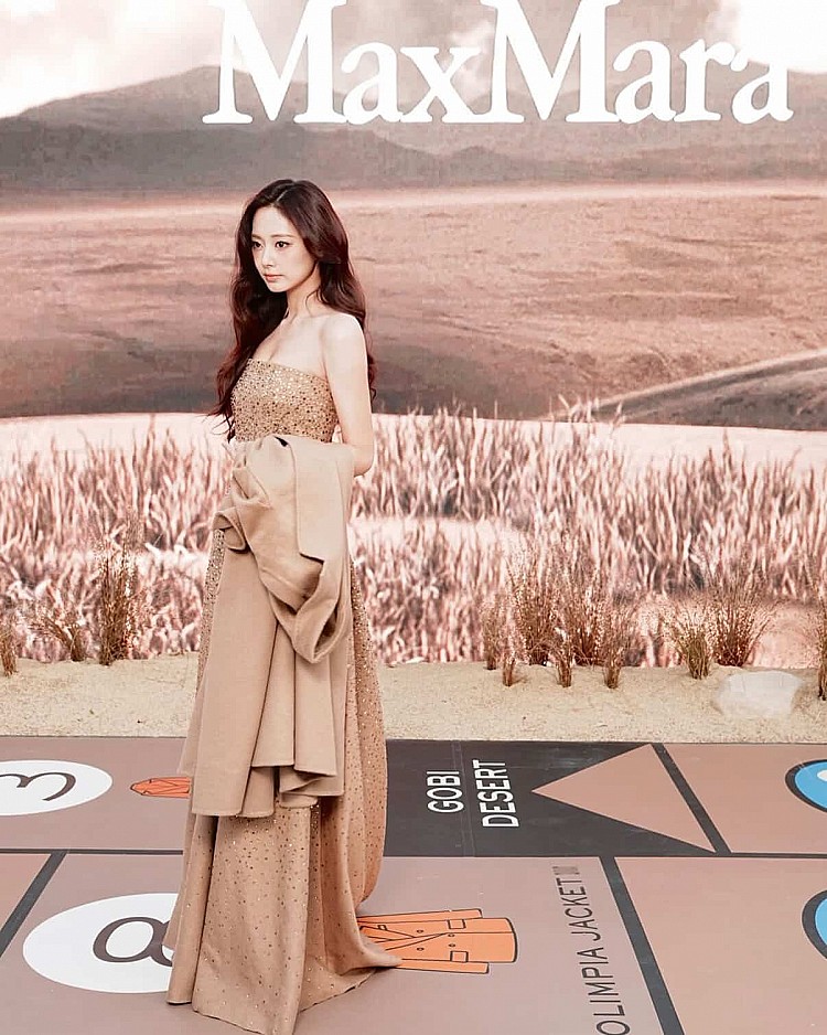 而原本一直以來都很少有與時尚品牌合作經歷的周子瑜，不只在上個月與娜璉、Momo、志效受邀擔任 2025 Victoria’s Secret Fashion Show 的壓軸表演嘉賓，成為第一組站上維密大秀舞台的 K-pop 女團。日前又受邀到日本東京參加 Max Mara 品牌活動，以一襲優雅的金色禮服驚艷全場。