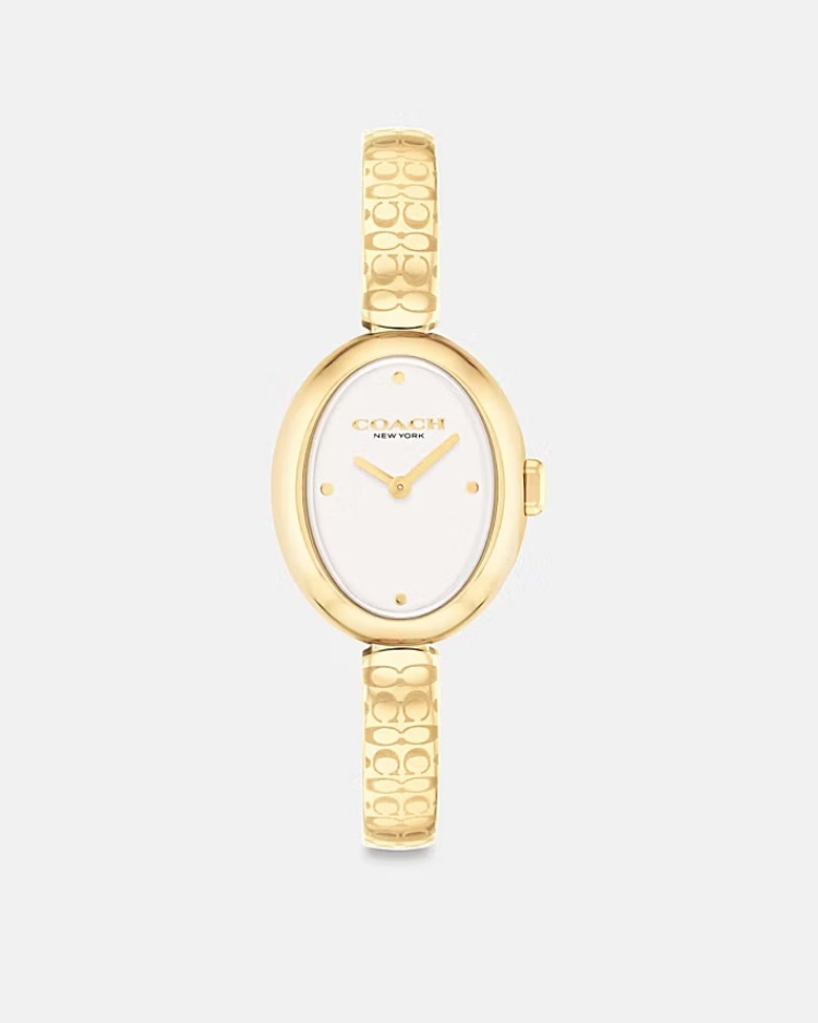金色鍊帶搭配橢圓錶盤，這款 Sammy 彷彿是「平價版珠寶手環」。錶徑僅22.5毫米的尺寸纖巧細緻，佩戴起來像是手腕上閃爍的金色光影。刻有 Coach 經典 Signature 圖樣的鍊節設計，將品牌 DNA 融入極簡線條，讓配件與時尚自然銜接。