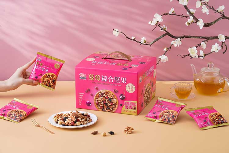 新上市「蔓莓綜合堅果禮盒」，以低溫烘焙堅果搭配櫻桃果乾，多入小包方便攜帶。