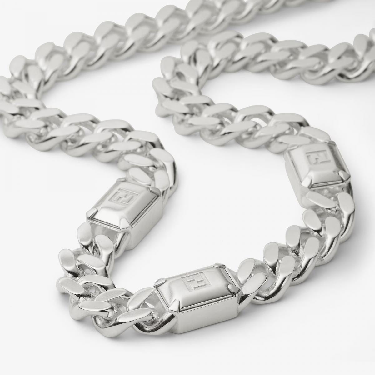 與一般銀飾不同，Fendi 925 系列結合時尚與功能性——防氧化處理讓飾品長時間保持光澤，而立體結構也能單件佩戴就成為造型焦點。戒指、手鍊、項鍊、耳環皆屬中性設計，不論搭配街頭造型或正式西裝，都能自然融入。對於想入門精品珠寶的年輕族群來說，這系列價格高貴不貴且兼具高質感，是展現品味的絕佳選擇。