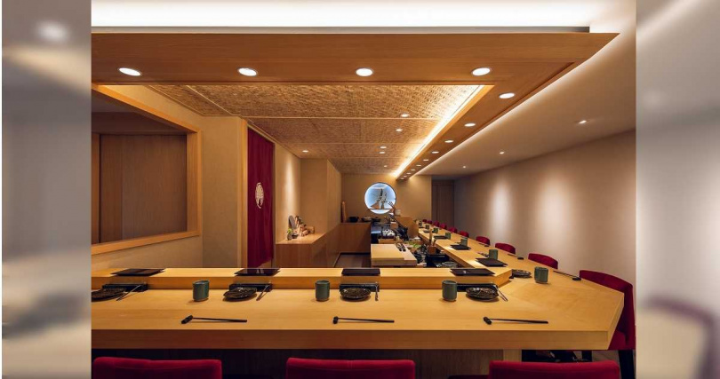 用餐空間選用香氣輕盈的美國檜木為素材，避免影響味覺感受，共有14席。（圖／鳥力提供）