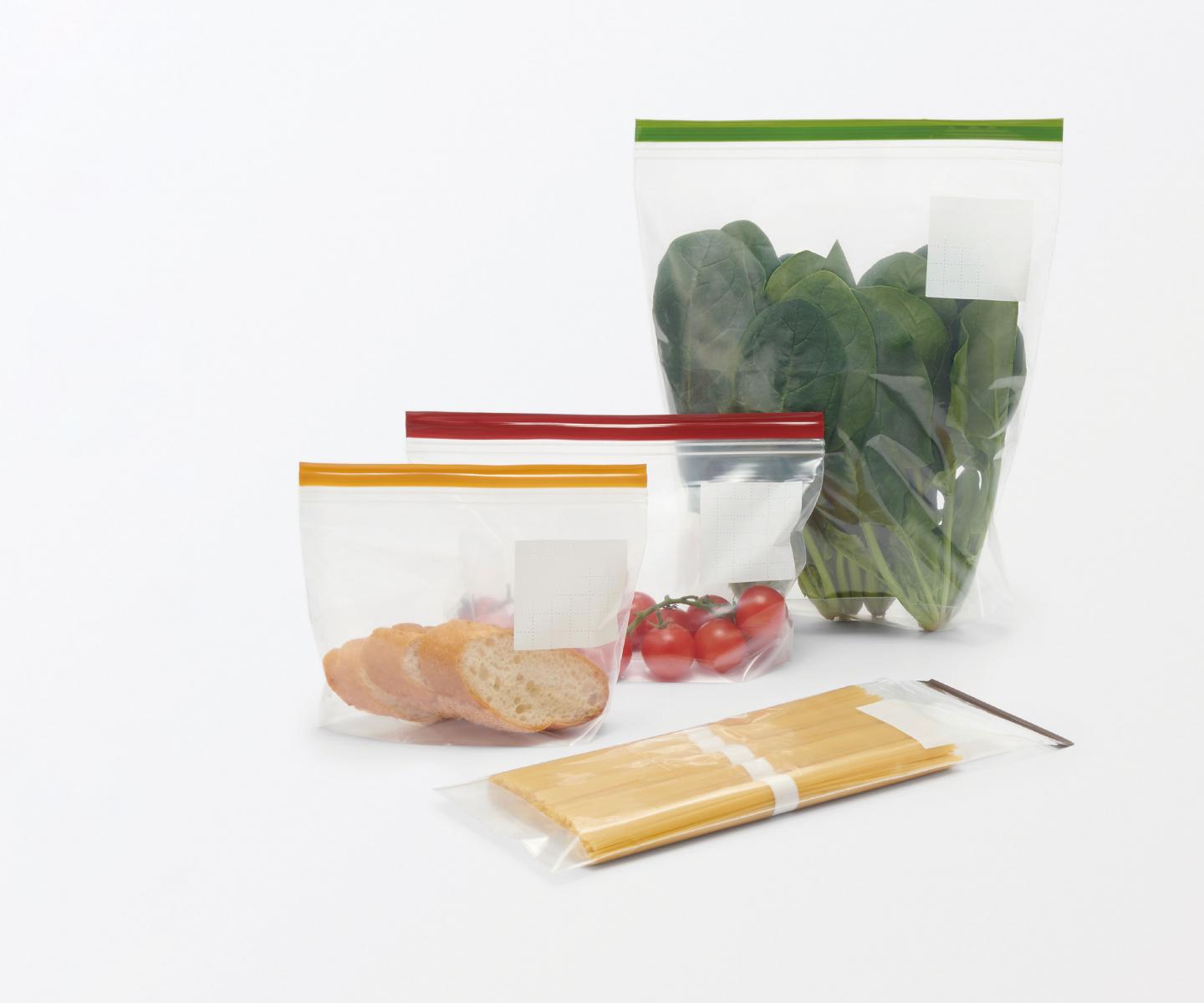 「寬底雙夾鏈保鮮袋」專為日常收納與食材保存而設計。寬底結構可讓袋子輕鬆直立，不僅能避免食材被壓壞，也更方便冰箱整理。