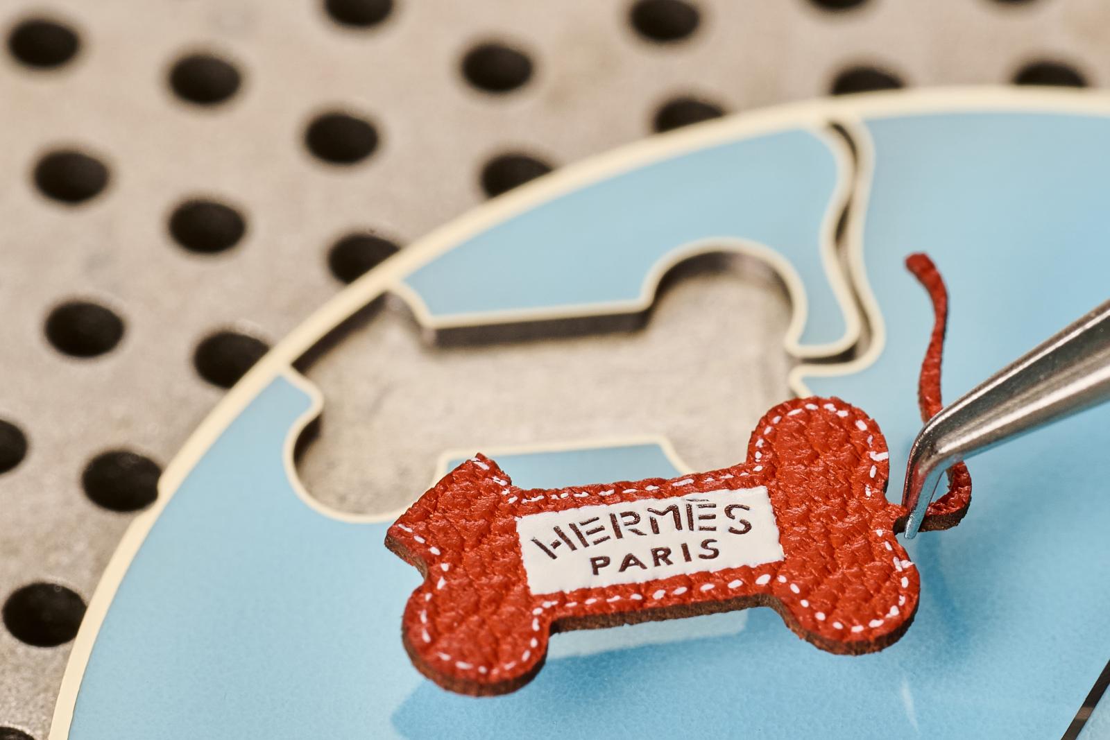 Arceau Jour de Casting 系列最迷人的地方，就是把「高級工藝」從嚴肅框架裡輕輕解放出來。三隻小狗各自擁有不同的個性與技法，從木片鑲嵌、鐫刻、微繪到掐絲琺瑯，彷彿三個微型的藝術宇宙，各自被工匠細心安放在方寸錶盤上。限量稀少、故事濃度高、細節滿載，是那種光看著錶盤就會不自覺揚起嘴角的作品。如果你也是「超級狗奴」，大概會想立刻將此系列納入收藏中！