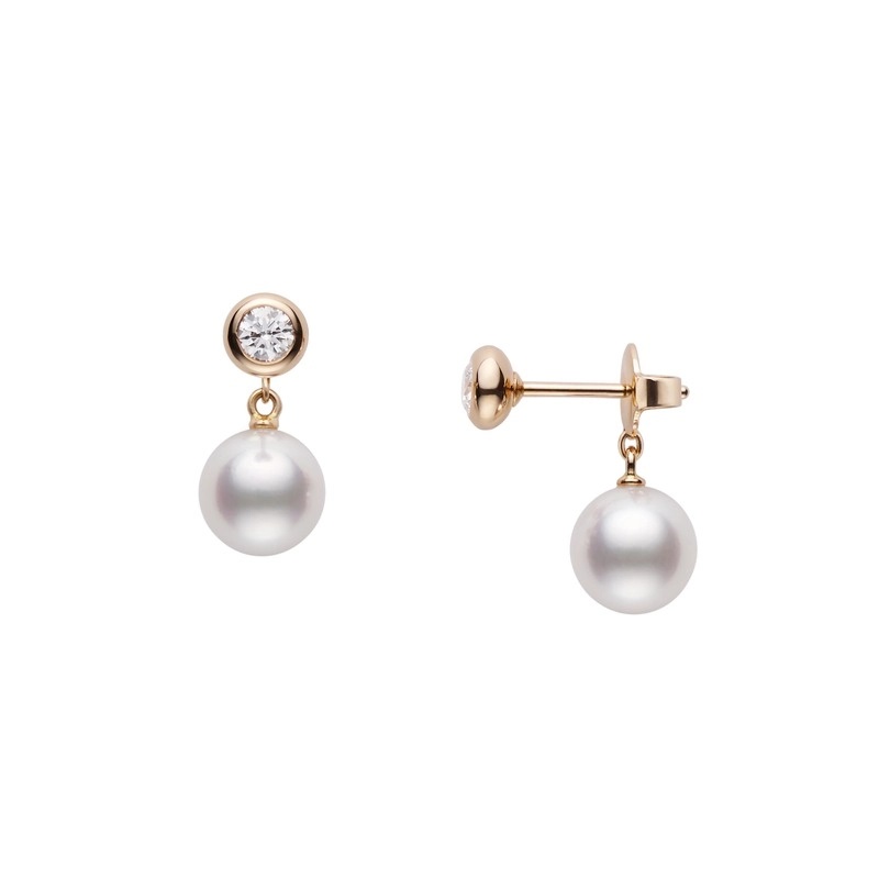說到珍珠，不能不提 Mikimoto。這款以18K粉紅金打造的耳環，以一顆約7.5mm的 Akoya 阿古屋珍珠搭配鑽石，不浮誇卻非常貴氣。粉紅金襯托出珍珠的清亮，宛如在耳邊凝住一滴月光。上方小鑽如星光點點，為整體多添一絲輕奢華。無論正式場合或日常通勤，它都能展現耐看質感，是非常值得投資的一款。