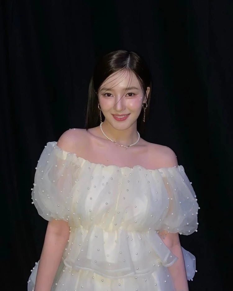 第二名就是前 MOMOLAND 成員 Nancy，擁有美韓混血身份的她，在團體中負責領唱與領舞，輪廓鮮明、眼神明亮、五官立體，無論是舞台妝容、紅毯造型，或偏自然風格的照片都很搶眼。