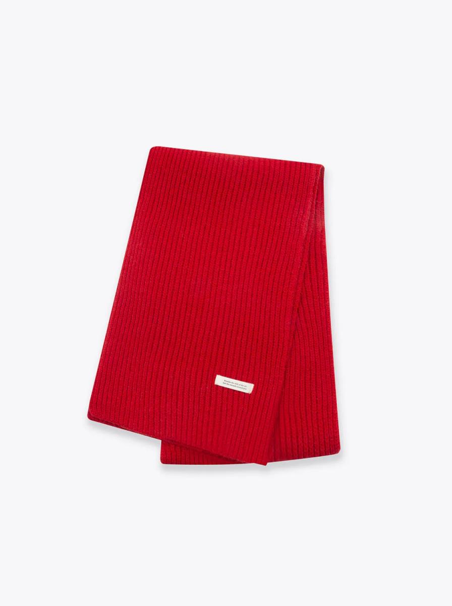 最後，電商女裝品牌 50% Fifty Percent 的紅色粗針保暖圍巾，以極簡設計為核心。粗針織結構帶來明顯的手感與視覺層次，紅色調直接而純粹。沒有多餘裝飾，反而更容易融入各種風格穿搭。這款圍巾適合喜歡簡單造型、重視保暖機能的人，在新年期間作為日常配件也毫不突兀。