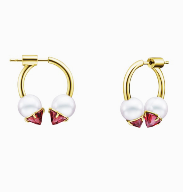 來自Tasaki的「Refined Rebellion」系列，成功地為珍珠注入了前衛且叛逆的靈魂。它打破了珍珠只能優雅的既定印象，將精緻與個性這兩種截然不同的特質完美融合。此設計上最讓人驚艷的，莫過於將鮮豔的紅色石榴石直接鑲嵌在優雅的珍珠之上，這種大膽的對比成了這款耳環最具辨識度的視覺核心。