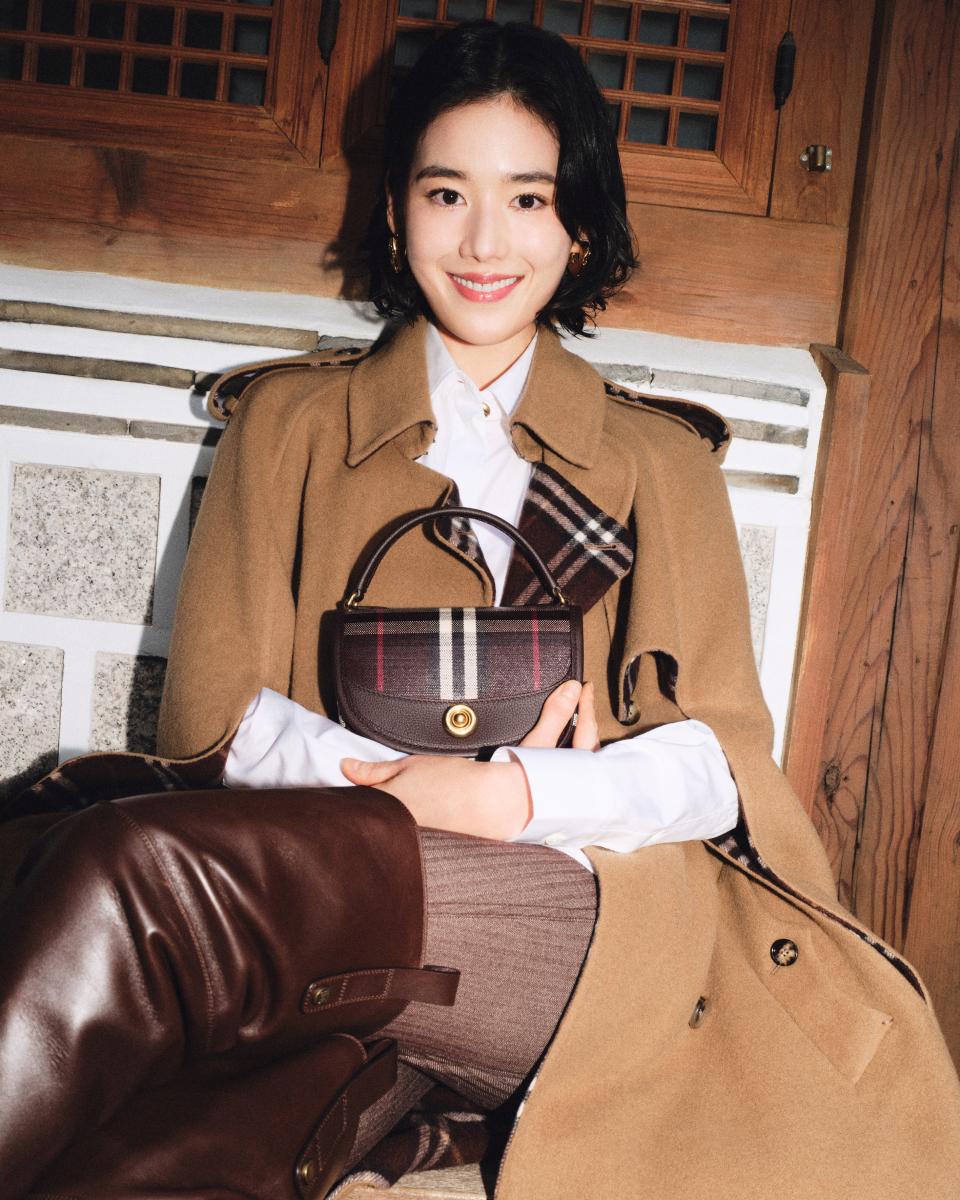 去年以《正年》受到注目的韓星鄭恩彩，身著斗篷式風衣做穿搭