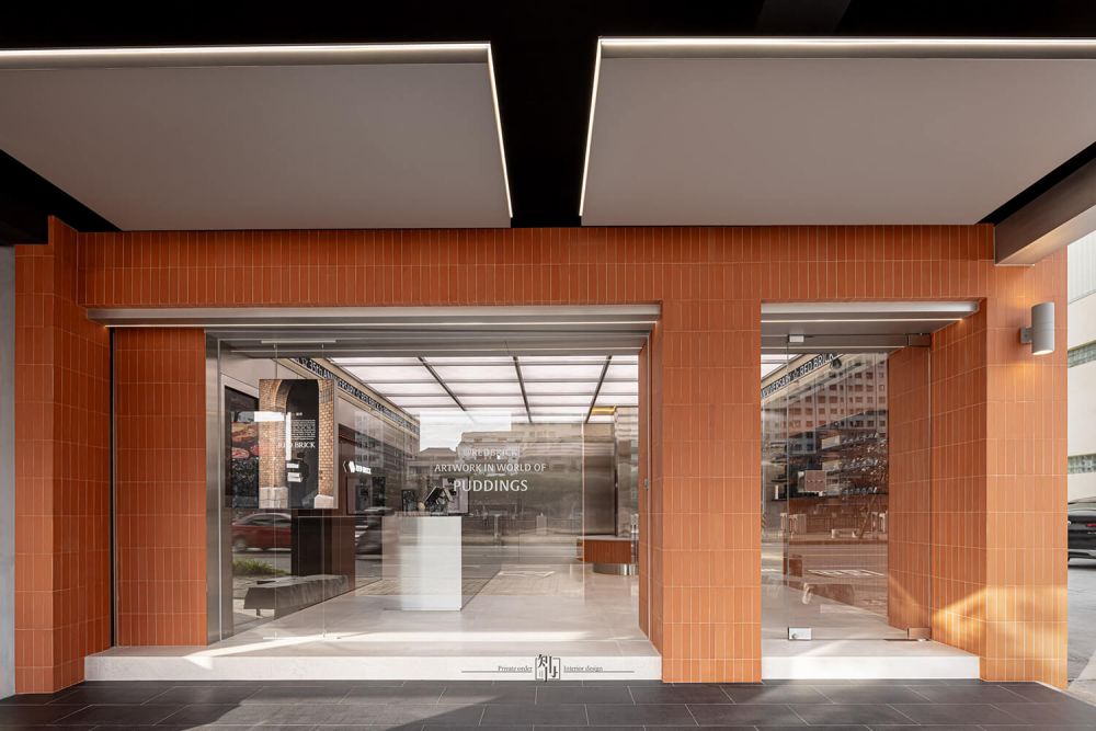 大面積玻璃門面成為設計亮點之一。藉由穿透性材質，引入自然光線的同時，也將街道景色倒影於內，弱化室內與室外的邊界。多層次燈光設計強調空間氛圍，讓每位進入的顧客都能感受到獨特的設計語言。不僅是一個商業空間，更是傳遞傳統與現代價值的載體，為甜點店賦予更多使命。