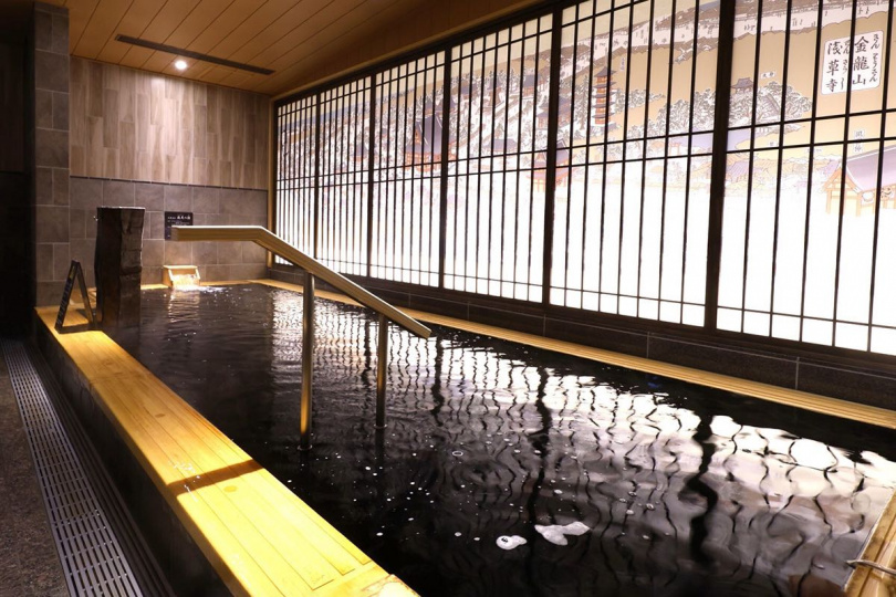 入住「天然溫泉凌雲之湯御宿野乃淺草別邸」可體驗東京少見的黑色溫泉。（圖／易遊網提供）