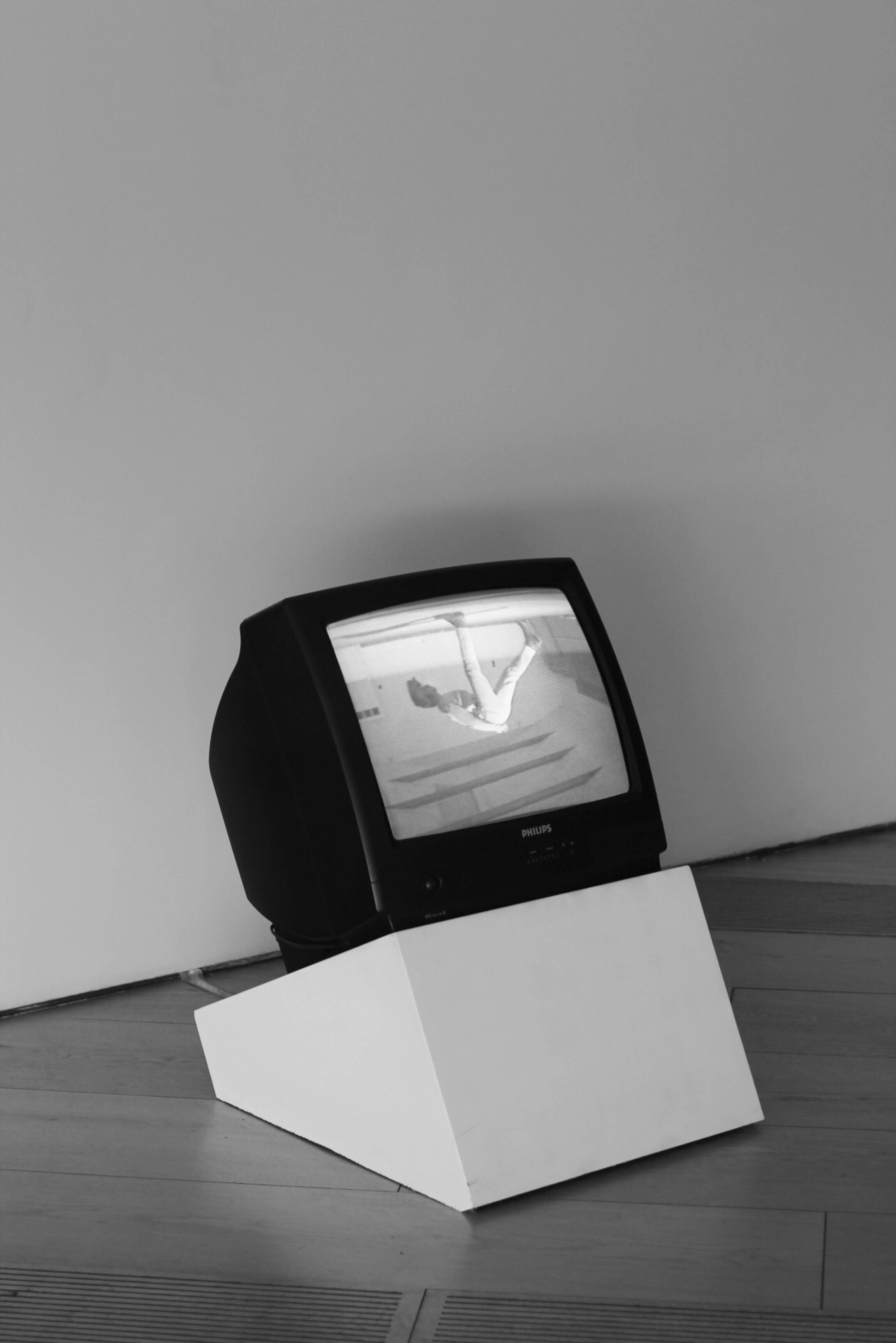 部門流動率居高不下，他卻仍氣定神閒地說：「現在年輕人抗壓性真的不行。」或者把責任推給大環境、市場景氣、產業變動，唯獨不會懷疑管理方式是否出了問題。當離職變成常態，卻沒有檢討，問題通常不只在人。組織研究早已指出，員工流動率與領導風格高度相關。有效的管理者會定期蒐集回饋，調整溝通方式與制度設計，而不是把流失視為自然淘汰。拒絕反思，只會讓同樣的循環不斷上演。長期而言，招募與培訓成本上升，團隊默契難以累積，真正流失的其實是時間與信任。會檢討自己，是成熟領導者的基本條件。