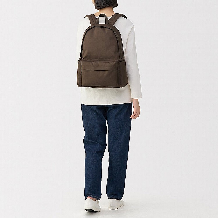 無印良品這款全新「撥水加工後背包」最大亮點就是肩帶擁有日本專利設計，能將重量平均分散在肩膀，背久也不易痠痛。