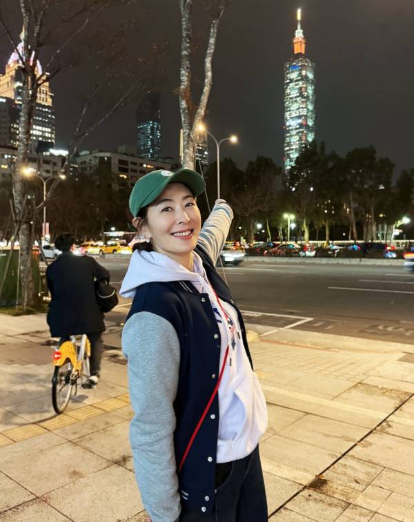 我們常說：「從穿衣風格，往往能看出一個人的性格樣貌。」而向來予人自信大方、行事爽朗印象的賈永婕，也將這樣的特質自然延伸至日常穿搭之中。正如她Po文中寫著：「大家最近好像都誤會我了，時尚穿搭才是我的強項！」