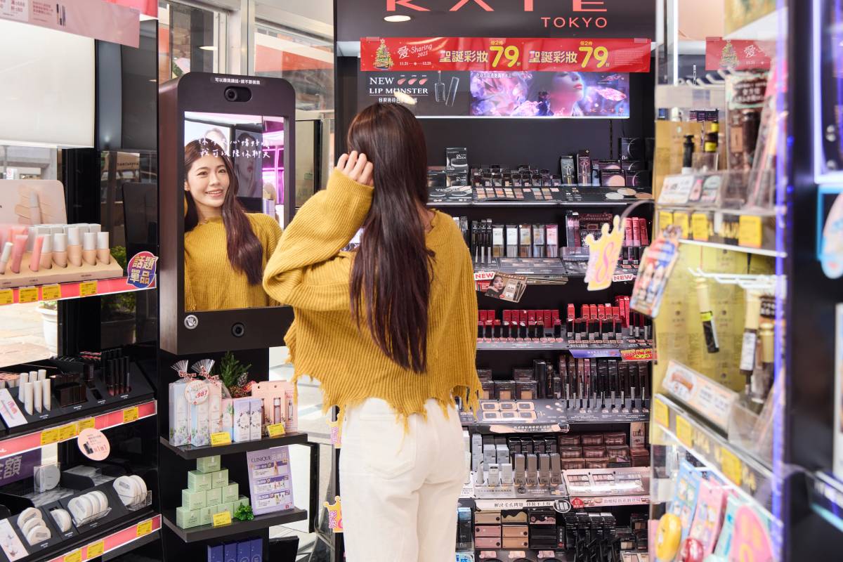 宛如童話魔鏡真實上演：群創 Micro LED 顯示器結合 AI 辨識進駐藥妝店