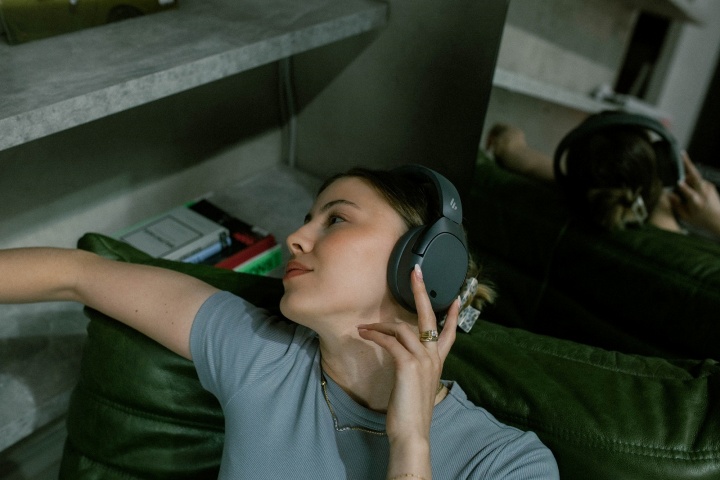 EDIFIER 推出全新 W830NB 無線降噪耳罩耳機！主動降噪搭配 94 小時超長續航，售價 $2,590 元