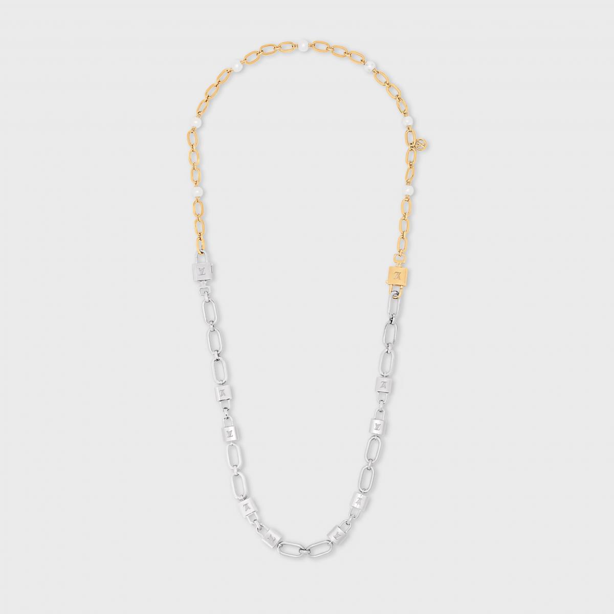 路易威登以標誌性的鎖頭與珍珠結合，創造出一種柔與剛的平衡之美。金、銀雙色鏈條設計宛如兩段對話，一邊是珍珠的柔光，一邊是金屬的堅定，像是成熟女人的雙重面貌。這款名為 Pearlock 的雙色項鍊可依心情拆成兩條佩戴，也能疊合成一條長鍊，變化多端。搭配 T-shirt 時能散發隨性感；若與襯衫或洋裝搭配，則立即提升精緻度。就像是張曼玉的時尚哲學一樣，懂得用對比去詮釋自由與質感。