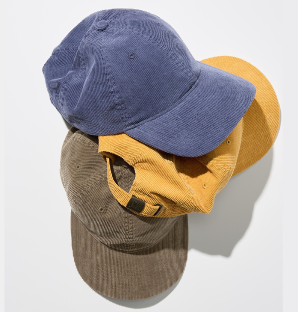 作為平價又高質感的國民品牌Uniqlo當然也不缺席，這次與聯名設計師品牌JW Anderson特別攜手推出了燈芯絨棒球帽，為整體造型增添溫暖質感。