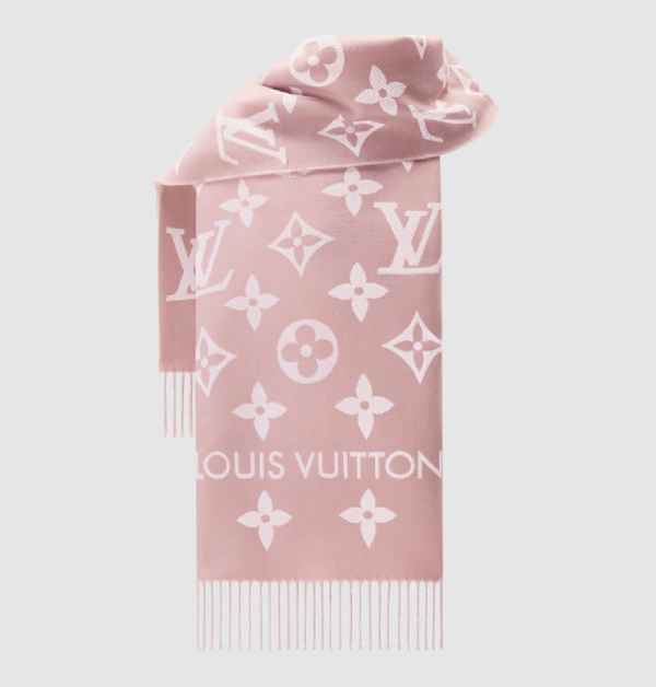 Louis Vuitton這系列「Essential」圍巾，以特大的對比色Monogram老花圖案作為設計亮點，為品牌經典配件注入更休閒且現代的風格。