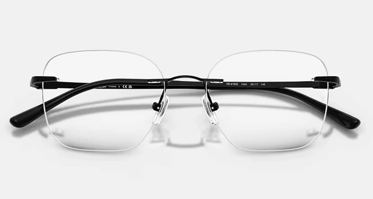 這副來自Ray-Ban雷朋的無框光學眼鏡，完全是我們亞洲臉孔的救星。說實話，身為編輯常需要試戴各大品牌，最怕遇到那種好看，卻會一直往下滑或是鏡片直接貼在臉頰上的尷尬感。這副特別標榜的低鼻樑版設計，簡直是為了鼻樑不夠挺的亞洲人量身打造，徹底解決了眼鏡容易壓在太陽穴或臉頰上的痛點。純黑的鈦金屬鏡腳材質，更多了一份硬派的中性魅力，戴上去之後，視覺上非常穩重且具專業感，非常推薦給需要長時間配戴眼鏡、又追求俐落輪廓的讀者們。（商品價格約：NTD 1,430）