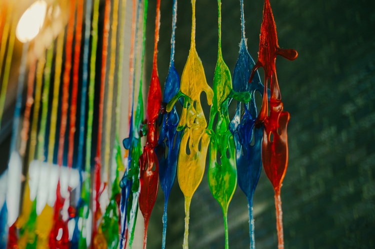 《縫合張力》：由來自瓜地馬拉的藝術家孫丹妮（Daniela Dávila）創作，取材於童年記憶的伸縮黏黏手玩具，以「永保赤心」回應曾有五十年歷史的「滎陽小兒科」。