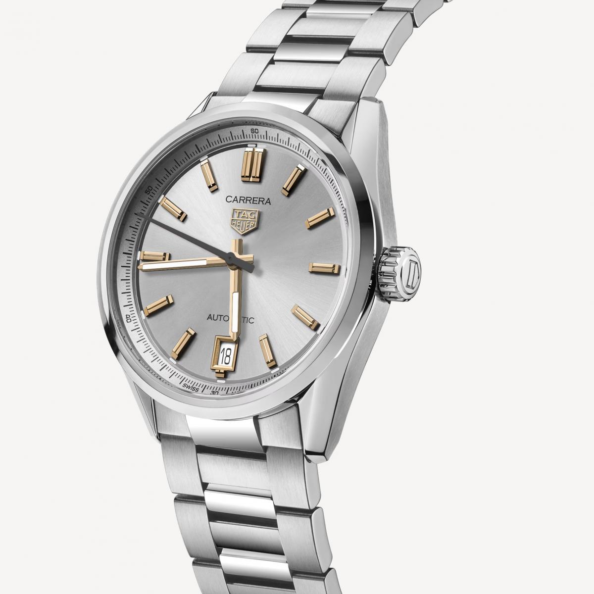 Carrera 原為賽車而生，但36毫米版本卻意外貼合都會女性的日常節奏。俐落修長的錶耳與符合人體工學的比例，讓精鋼錶殼在視覺上顯得輕盈不笨重；金色時標的細節處理，則替原本硬朗的運動錶輪廓注入一絲優雅氣質。這是一只能陪你走得很遠的腕錶，無論工作場合、旅行移動或是日常配戴，都不顯負擔。對於想入手第一只機械錶，卻又不希望風格過於陽剛的女性而言，Carrera Date 卡萊拉日期腕錶是一個相當理性的選擇。