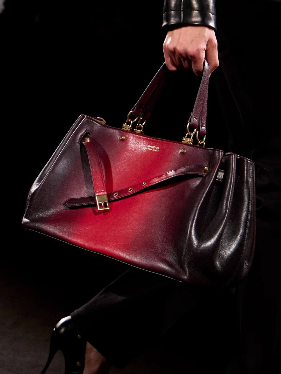 除了重新詮釋經典款式，系列中也出現全新的包型，其中最吸睛的莫過於扇形包（Fan Bag）。包身弧線像被海風吹開的扇子，為整體造型帶來輕盈而流動的節奏。靈感來自海岸城市的生活景象，也呼應Pierpaolo Piccioli長期居住在海邊城市的生活靈感。