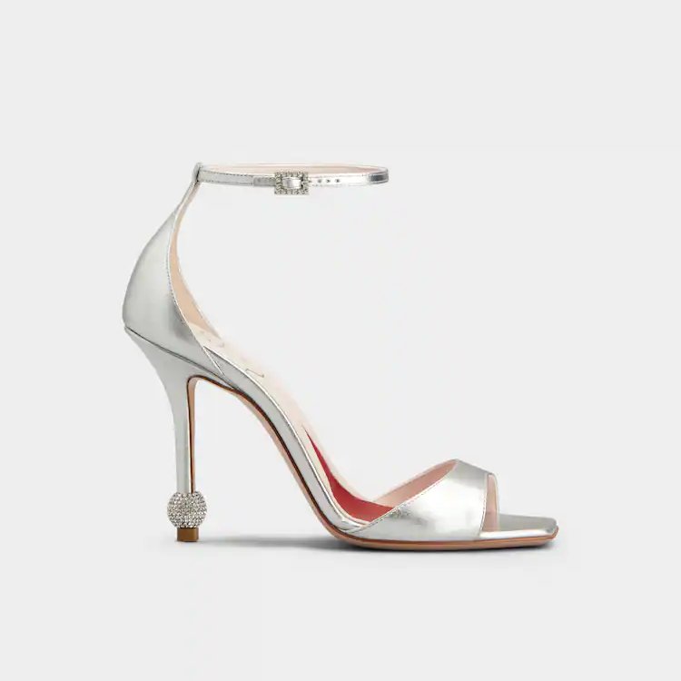 如果想展現性感風格，那露膚度較高的繫帶涼跟鞋絕對是首選！這雙名為「Jewel Heel」的款式，將水鑽點綴在繫帶扣環及鞋跟處，吸睛又不過於張揚的設計，能與簡約的白紗相呼應，加上銀色皮質的運用，能為搭配增添亮點。