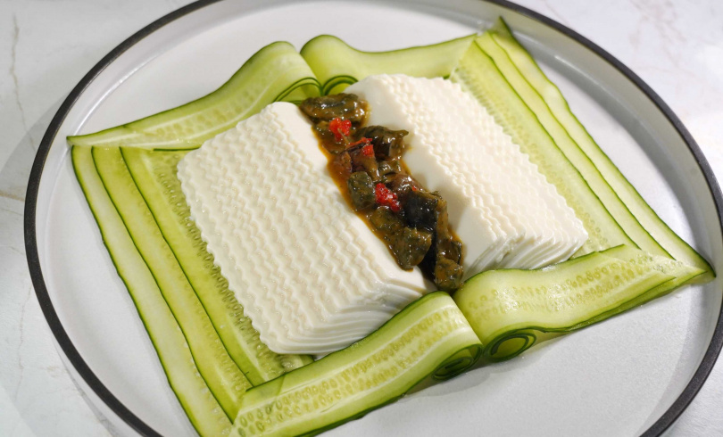 設計成書頁、宛如藝術品的「馬告松花皮蛋豆腐」，以帶有類似檸檬香氣的馬告搭配皮蛋與檸檬汁，味道清爽消暑。（320元，圖／魏妤靜攝）