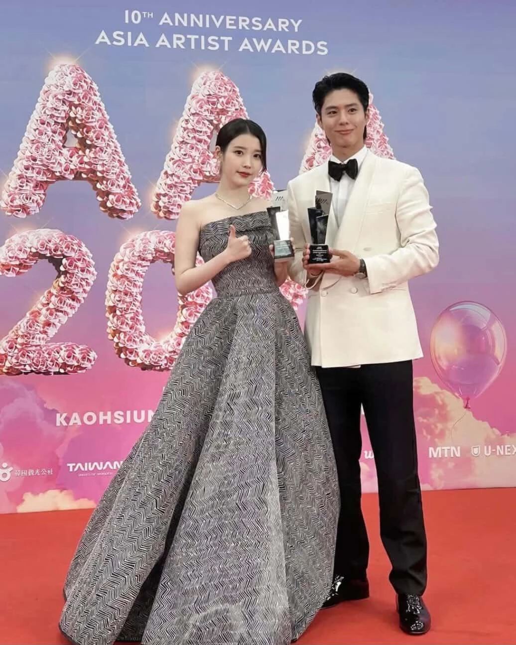 韓國媒體 STARNEWS 自 2016 年起，為了表揚年度優秀的亞洲演員和歌手，都會定期在年底舉辦 AAA （Asia Artist Awards）亞洲明星盛典頒獎典禮，可以說是韓國首個結合流行音樂及戲劇的綜合型演藝獎勵活動，，不只頒發多項演藝大獎，搭配 K-pop 歌手組合們的精彩演出，已逐漸成為年末南韓演藝圈的一大盛事。