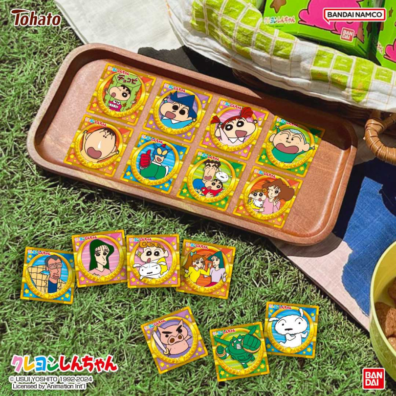 每盒巧克比可可風味餅乾中除了美味的星星餅乾外，更會隨機贈送一款《蠟筆小新》角色貼紙！