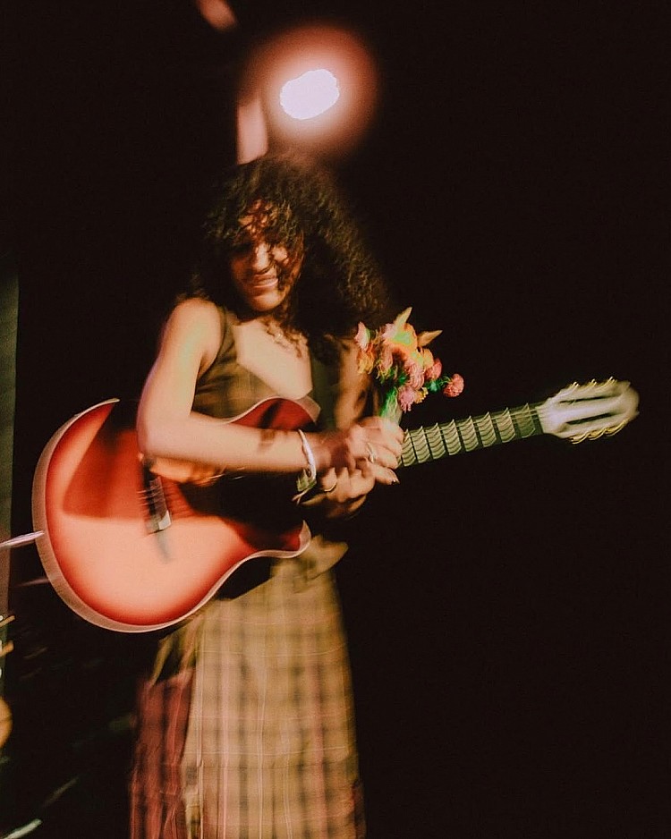 Olivia Dean 自青少年時期就開始學吉他和鋼琴，曾在倫敦南岸（South Bank）街頭表演，累積了豐富的現場經驗和感染力，也因為豐富的成長環境，Olivia Dean 的音樂風格融合了靈魂樂、流行與復古元素，並展現出細膩的情感與富有故事性的歌詞。