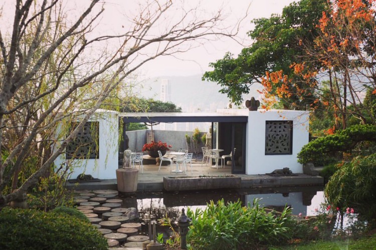 在地下一樓的咖啡館中，書香與氛圍交織，能細細品味食材的純粹。