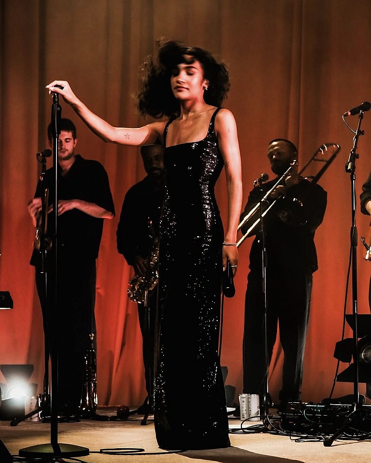 之後 Olivia Dean 也受山姆·芬德（Sam Fender）的相中，數次邀請她擔任巡演嘉賓，並且合作推出單曲〈Rein Me In〉，又經過幾年的磨練後，Olivia Dean 在 2025 年發行第二張專輯《The Art of Loving》，因為不追逐潮流的個性，加上音樂混合靈魂樂、復古流行和現代節奏，使歌曲既具感染力又有深度而大受好評。